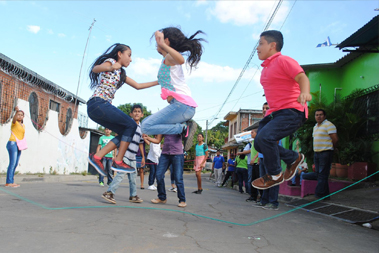 J�venes jugando a saltar la cuerda