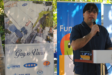 Hombre hablando desde un p�dium