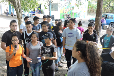 Un grupo de j�venes reunidos recibiendo instrucciones