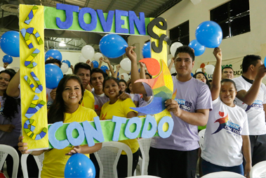 Un grupo de j�venes con un cartel que dice J�venes con todo