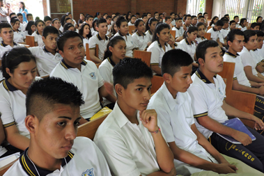 Grupo masivo de j�venes sentados en la capilla de Centro Monse�or Romero