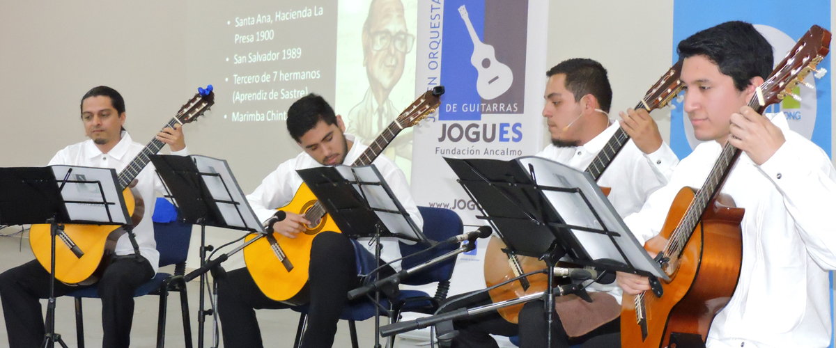 cuatro hombres tocando la guitarra