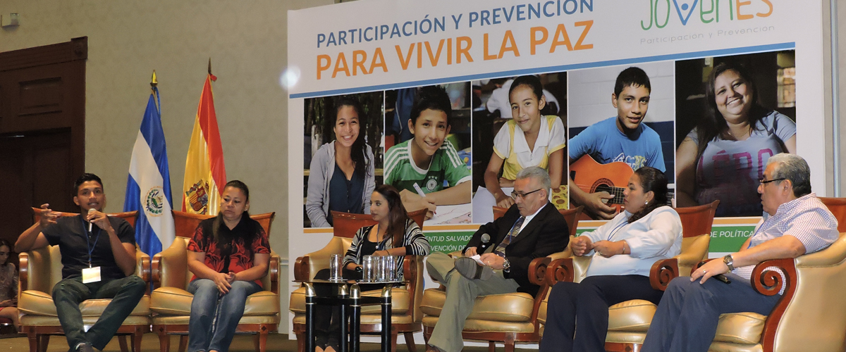 imagen de conversatorio donde participa un grupo de personas representantes de sectores educativos, municipales, familiar y juvenil