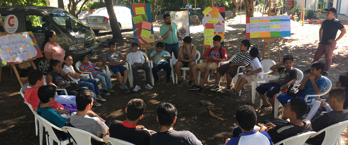 Un grupo de ni�as, ni�os y j�venes en circulo durante una charla