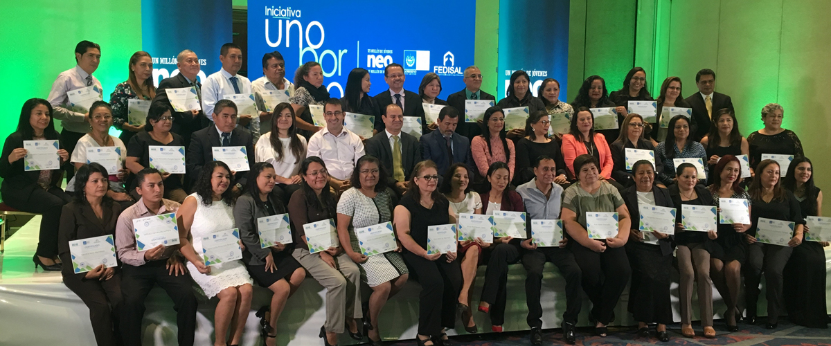 m�s de 50 personas con sus diplomas de graduaci�n