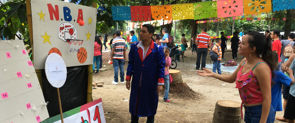 Una joven juega a lanzar una bola a una red para hacer canasta