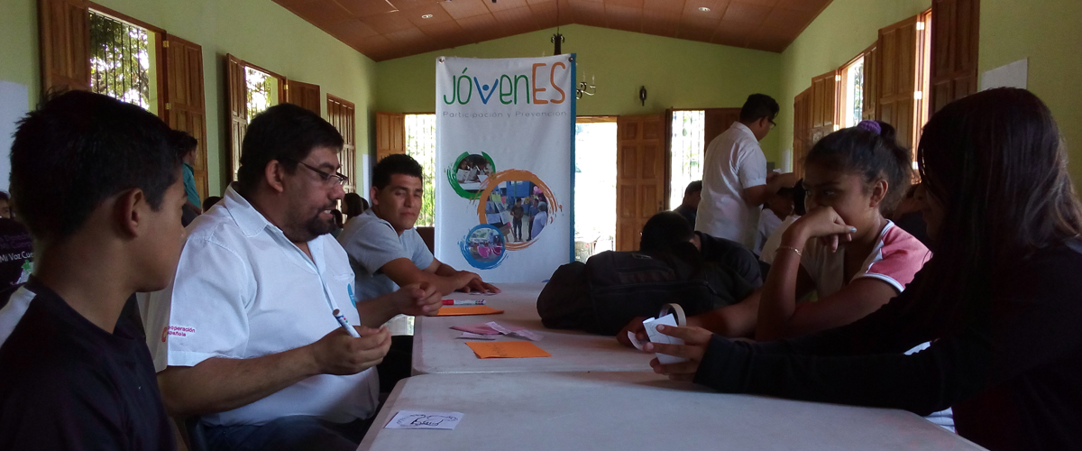 Grupo de j�venes en una mesa de discusi�n sobre la pol�tica municipal de juventud de Talnique