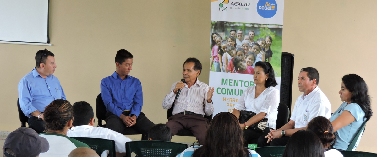 Un grupo de 6 personas durante el conversatorio