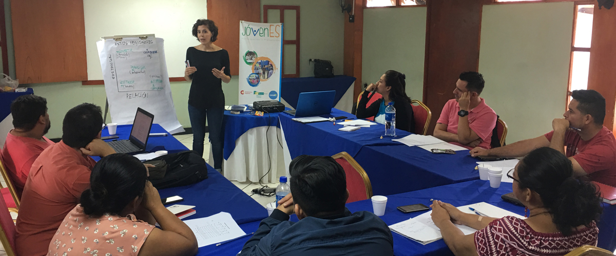 Un grupo de personas recibiendo una capacitaci�n