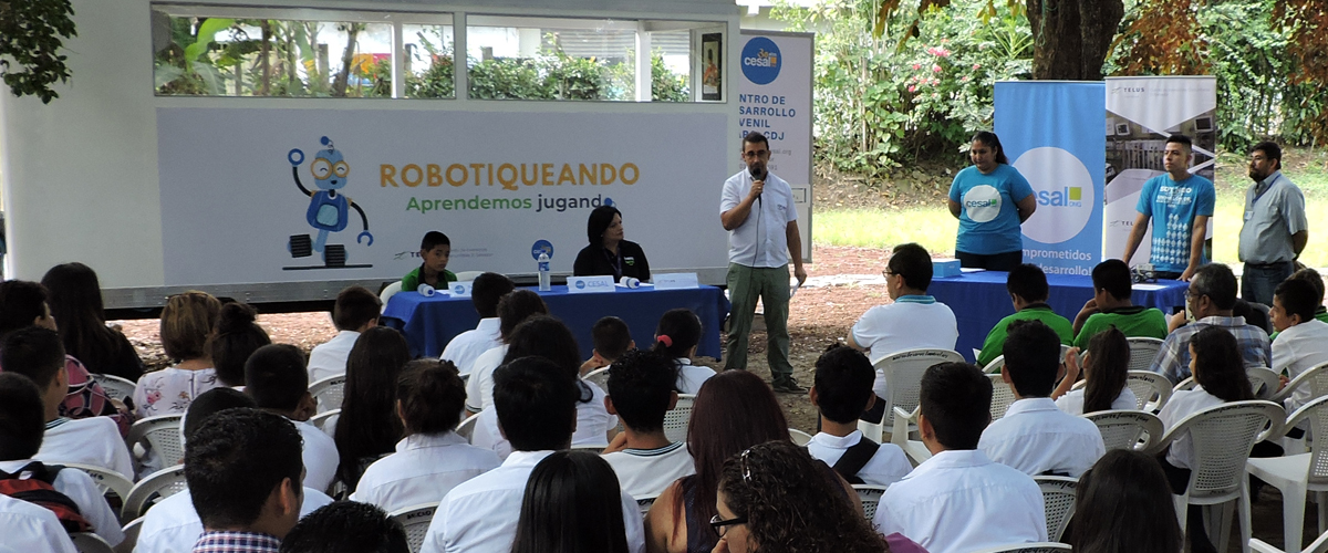 Evento de inauguraci�n un grupo de personas y una vagoneta m�vil