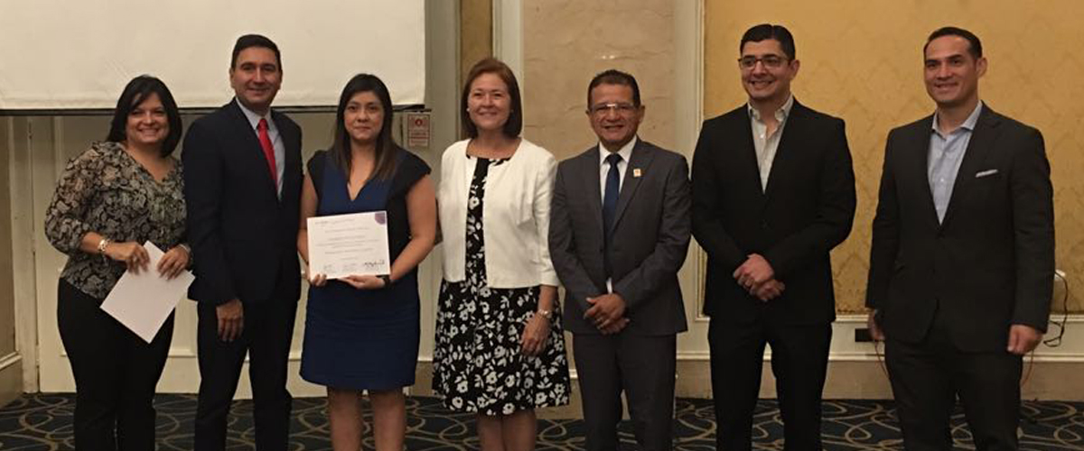 Un grupo de personas durante la entrega de certificado de financiaci�n de proyecto a CESAL