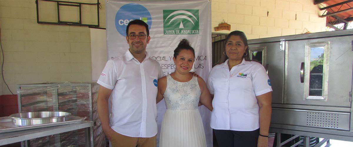 Director de CESAL y Representante de CENTROMYPE entregan insumos a mujer Joven