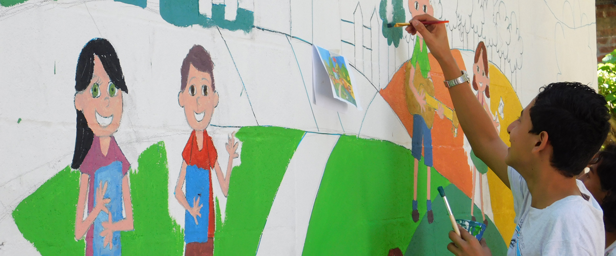 Joven pintando un mural