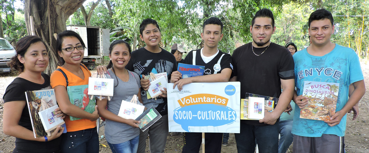 Un grupo de j�venes muestran libros y �tiles escolares recibidos en Rally