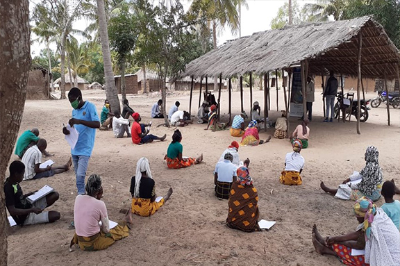 COLETANDO �GUA EM MO�AMBIQUE