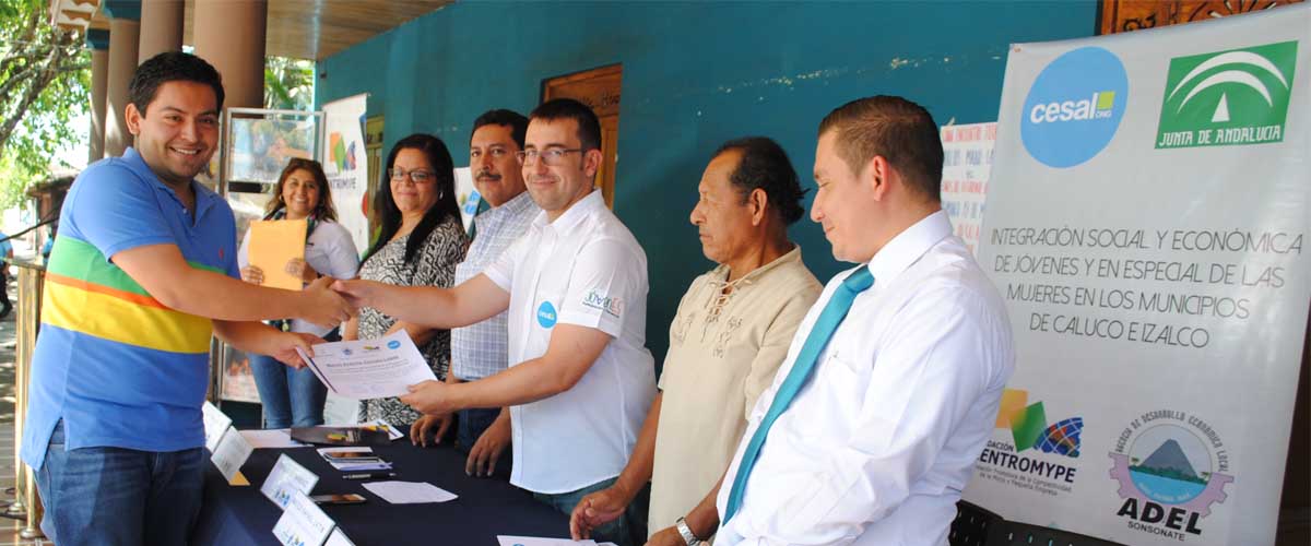 Entrega de diploma de reconocimiento a juventud empresaria
