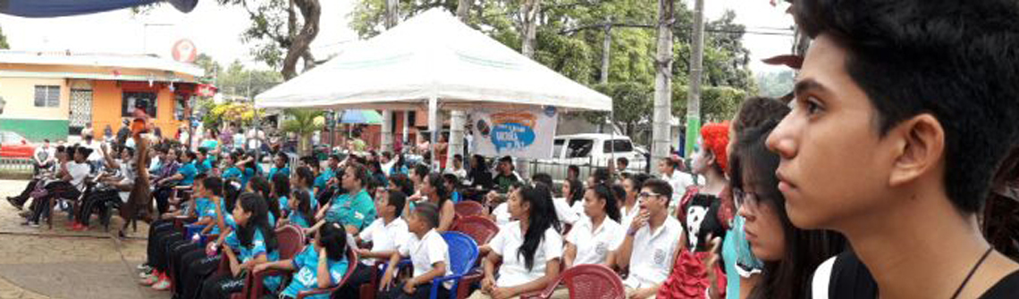 un grupo de j�venes presenciando el desarrollo del evento