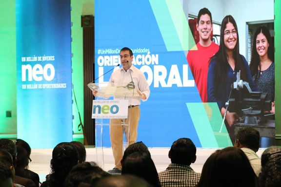 Director de CESAL brinda palabras de bienvenida durante la inauguraci�n del evento