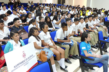 plano general de un audit�rium lleno de personas asistentes al concierto