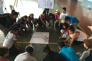 Un grupo de personas en el suelo desarrollando una din�mica