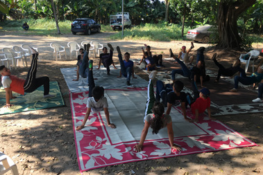 Un grupo de j�venes en una clase de danza