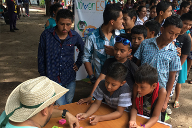 Un grupo de personas haciendo una fila para solicitar tickets
