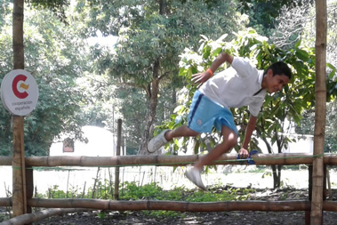 joven saltando un obst�culo