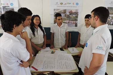 Grupo de j�venes en el sal�n de clases