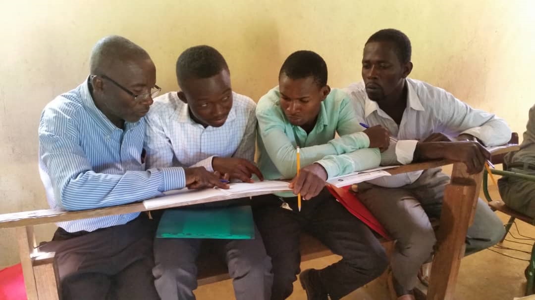 EMERGENCIA EDUCATIVA: EL FUTURO DE UN PA�S EN RIESGO