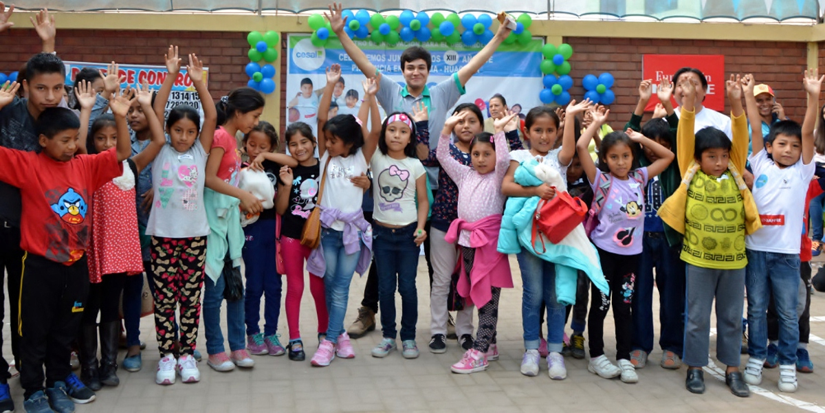 Ni�os de la escuela de m�sica con maestro de la  PUCP