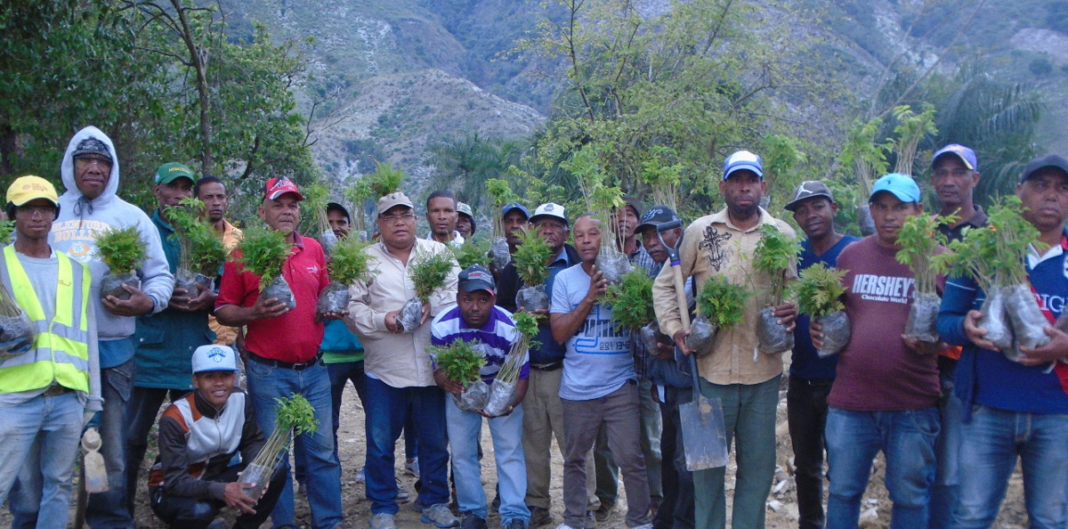 Comunitarios que participaron en la jornada de reforestaci�n