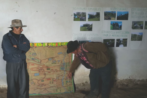 Comunos de la zona explicando la zona.