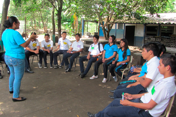 J�venes participando en una din�mica en El Salvador
