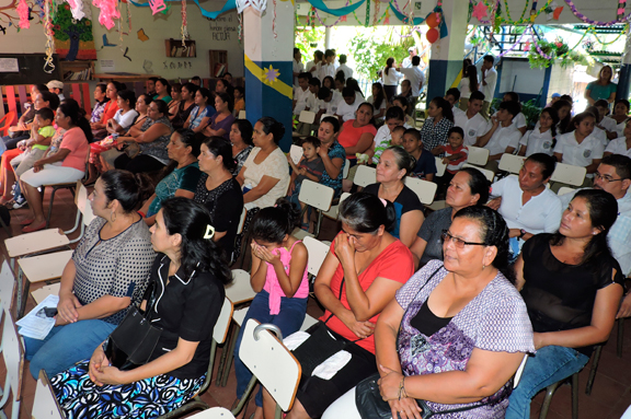 Padres y madres atendiendo una din�mica en El Salvador