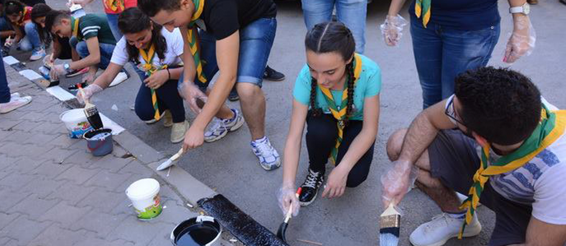 200 personas voluntarias reconstruyendo las calles de Alepo