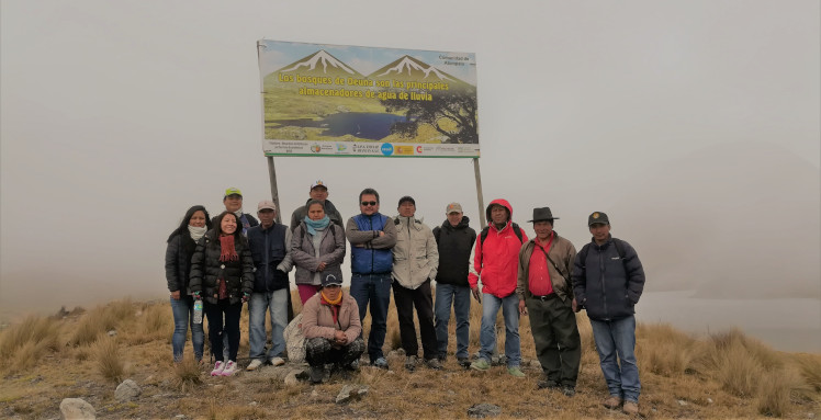 Comunos de la zona junto a Manuel Ruiz, responsable de AECID.
