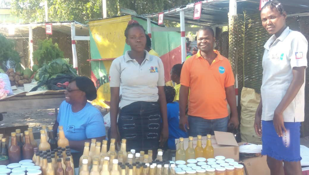 UN TALLER DE PROCESADO DE FRUTAS QUE CREA MICRO EMPRESARIAS EN HAIT�