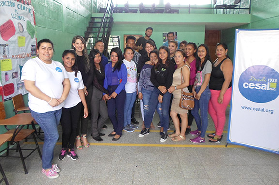 Entrega de kits de emprendimiento a j�venes