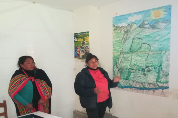 Comuneras de la zona en plena reuni�n.