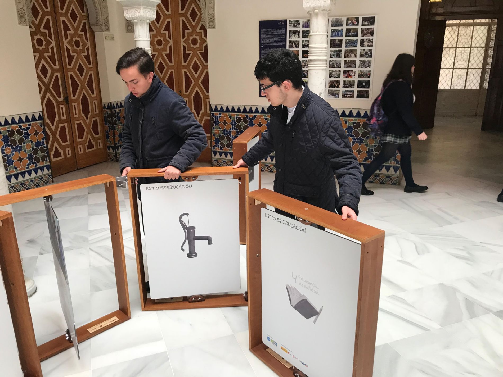 Alumnado montando la exposici�n Esto Es Educaci�n